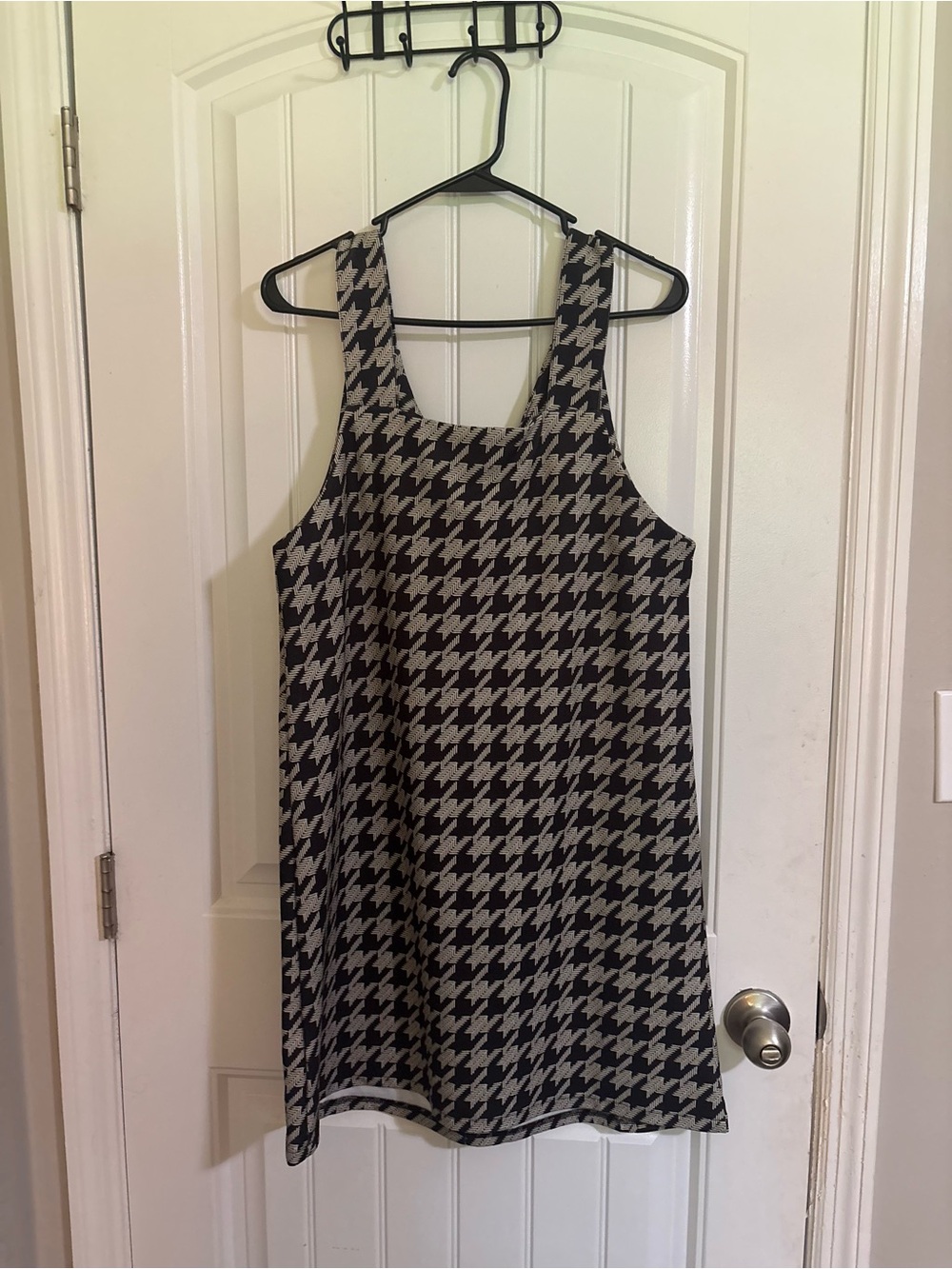 Sleeveless Houndstooth Shift Dress - Black & White